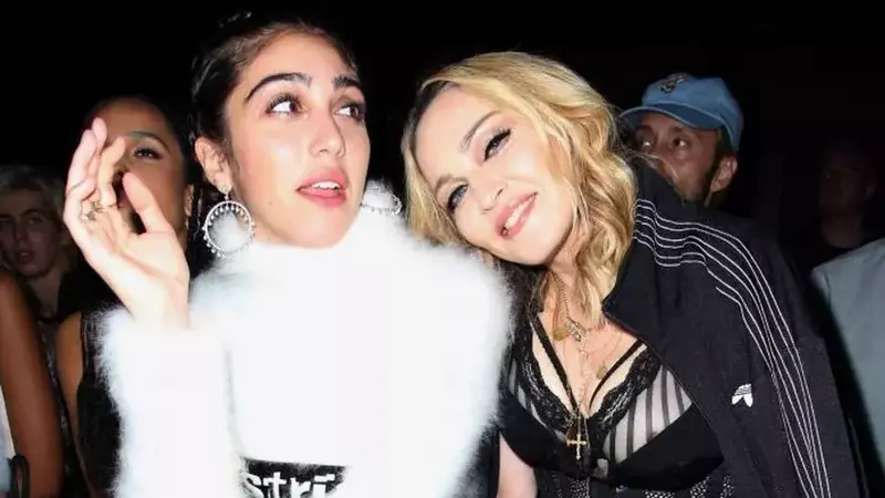 Fiica Madonnei s-a lansat în muzică. Lourdes Leon, topless în primul ei videoclip