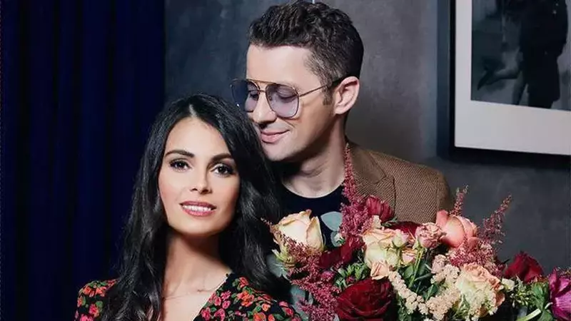 Cum a început povestea de iubire dintre Adi Sînă și Anca Serea: "Probabil că nu era pregătită pentru un date, iar eu nu eram bărbatul potrivit, și atunci...". Cum a cerut-o artistul de soție, chiar în noaptea de Revelion