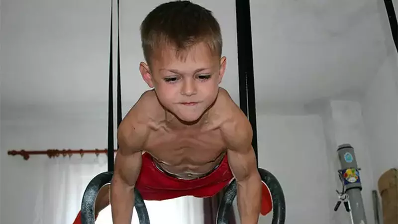 Îl mai ții minte pe Micul Hercule? Cum arată și cu ce se ocupă Giuliano Stroe la 19 ani