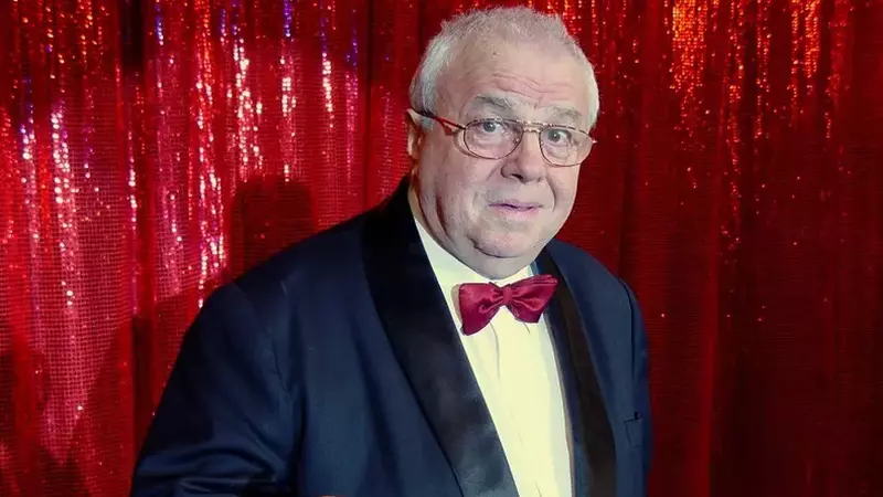 Alexandru Arșinel ar fi împlinit 85 de ani. Mesajul emoționant transmis de fiul său cel mic: "Chiar dacă nu ne mai putem vedea, simțim că, de acolo de SUS, ne protejezi"