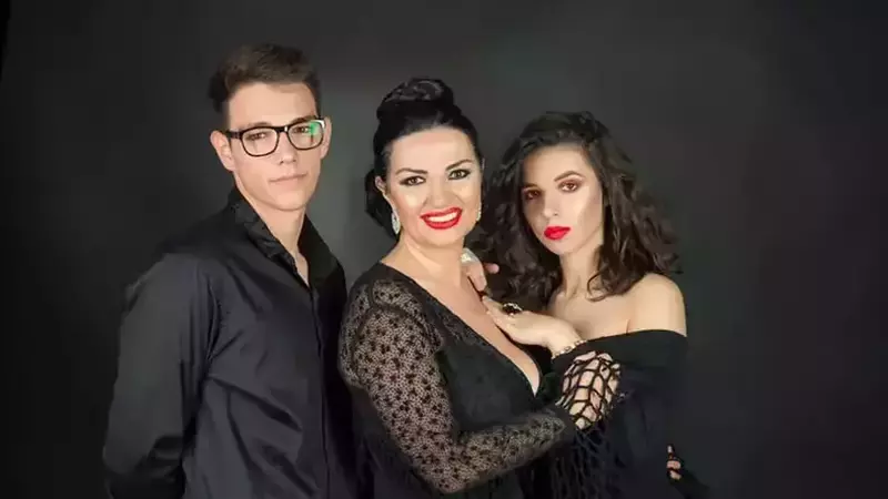 Cum se descurcă fiica Ozanei Barabacea ca studentă la Universitatea Națională de Muzică, din București: „Frumos, greu… Dar ce nu e greu în viață?”. Ce relație are Gloria cu mama ei și ce împrumută de la ea / EXCLUSIV