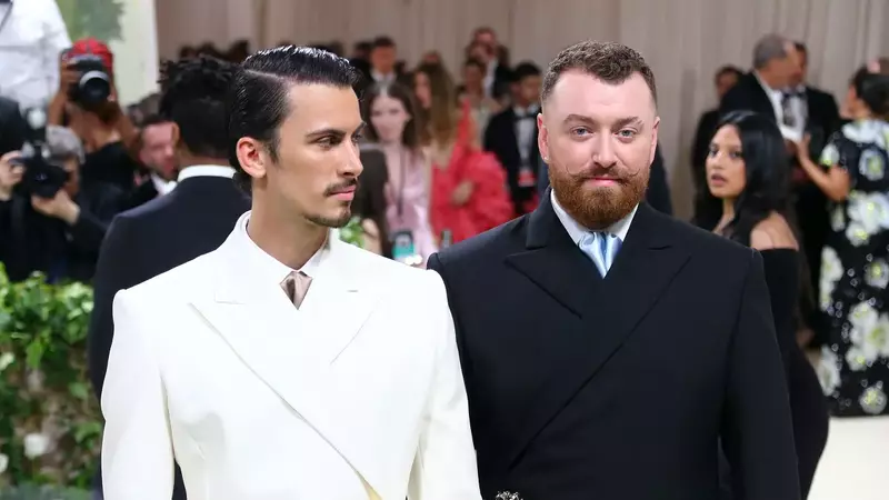 Sam Smith și iubitul lui, Christian Cowan, sărut pasional în plină stradă. Cum i-au surprins paparazzii