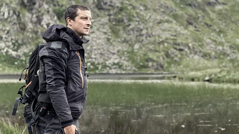 Începe un nou sezon „Vedete în sălbăticie cu Bear Grylls” (Discovery). Courteney Cox, printre invitați
