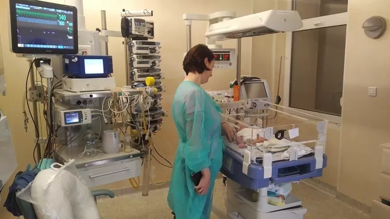 o mamica isi vegheaza copilul nascut prematur, Sectia Terapie Intensiva a Spitalului Marie Curie
