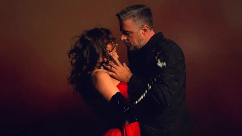 Cornel Ilie și Anastasia Sandu în videoclipul piesei „Mi-e dor de tine”