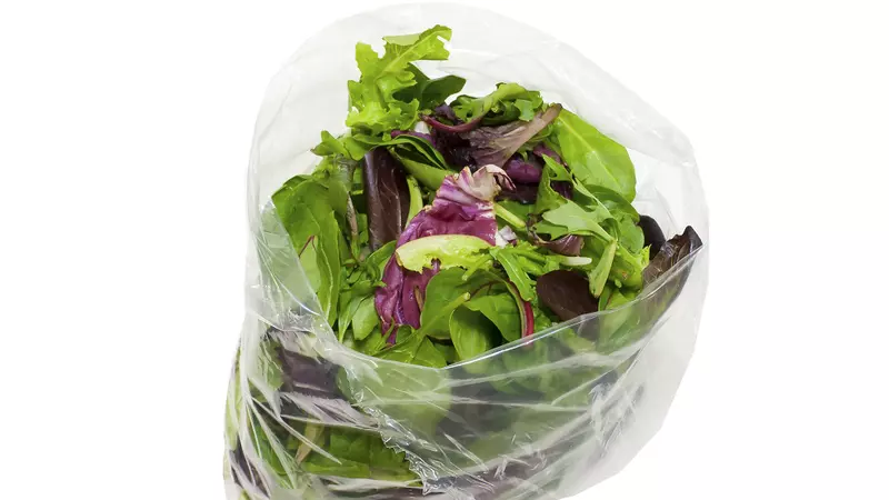 Trucul care păstreză salata proaspătă mai mult timp