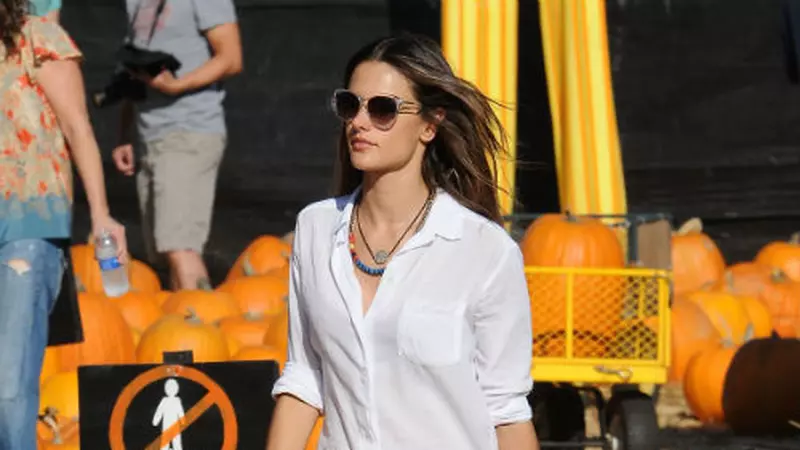 Cum sa porti blugii colorati ca o vedeta