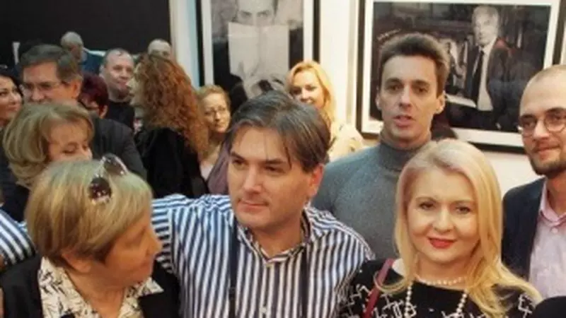 Mircea Radu, alaturi de prieteni, la vernisajul expozitiei sale