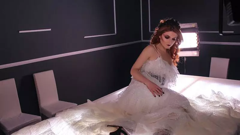Alexandra Ungureanu poartă creaţii ale designerilor români în videoclipul piesei “Nu am aripi” 