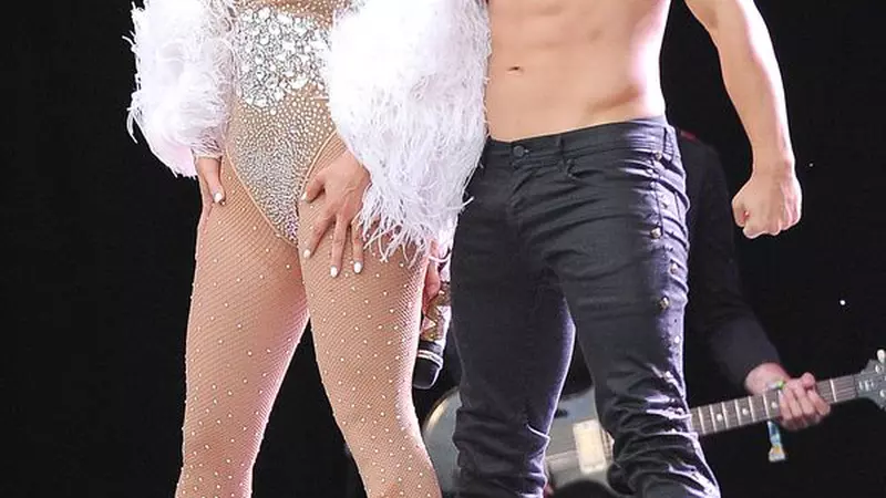 Jennifer Lopez şi Casper Smart, împreună pe scenă