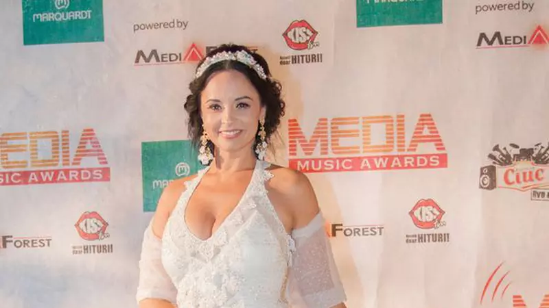 Cum s-au îmbrăcat vedetele pe covorul verde de la Media Music Awards