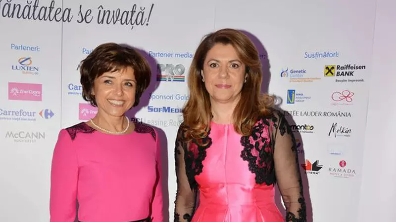 [FOTO] Fundaţia Renaşterea a iluminat în roz clădirea ASE