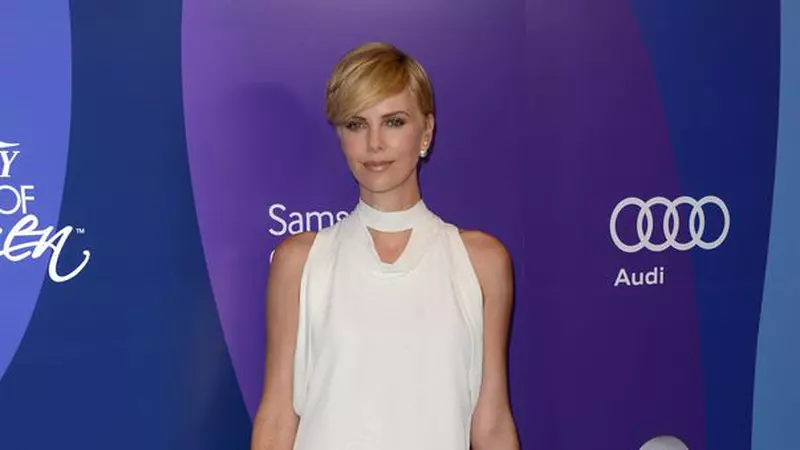 Nicole Kidman şi Charlize Theron pe covorul roşu la un eveniment dedicat femeilor