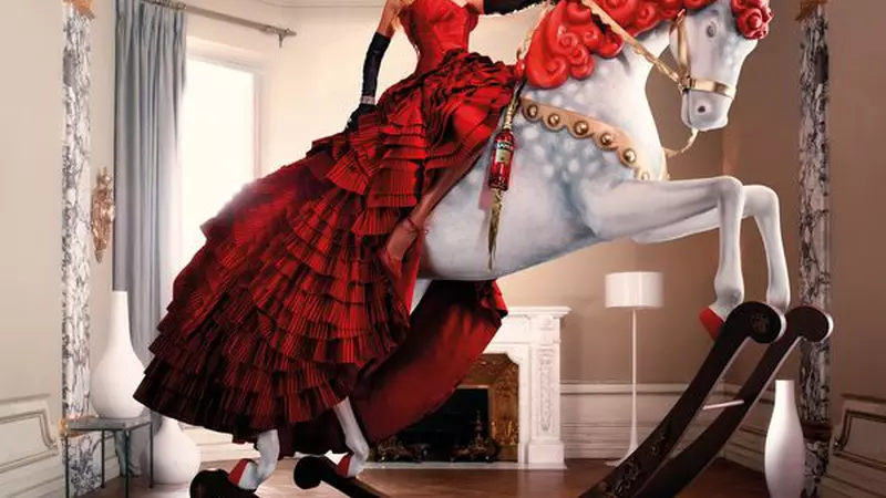 Imagini uimitoare cu Uma Thurman pentru un celebru calendar