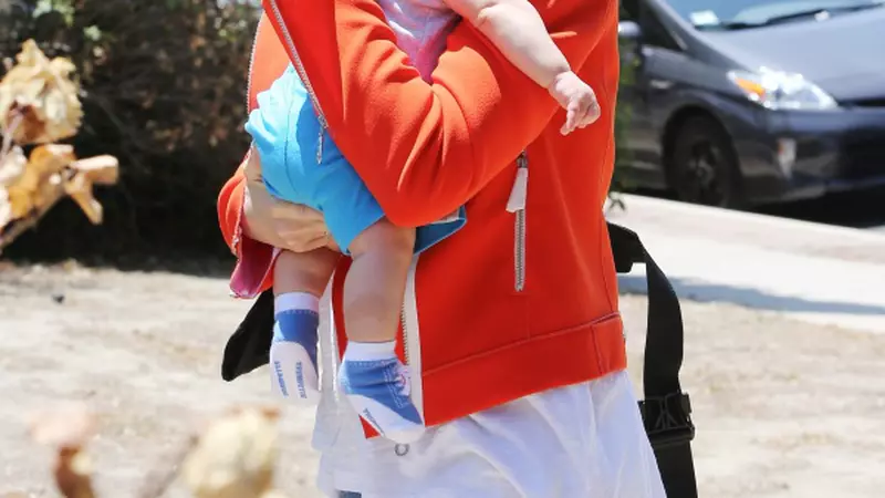 Gwen Stefani, la o petrecere cu băieţii ei. Uite cât de adorabil este Apollo!