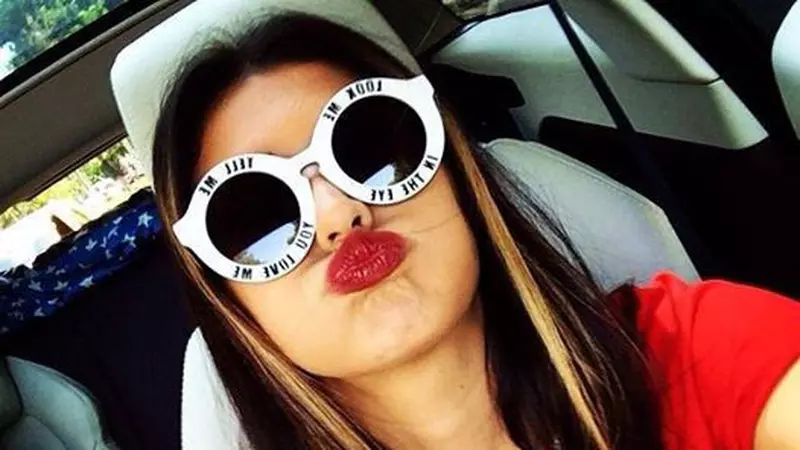 Ce fotografii amuzante au mai postat vedetele de la noi pe Facebook si Instagram 