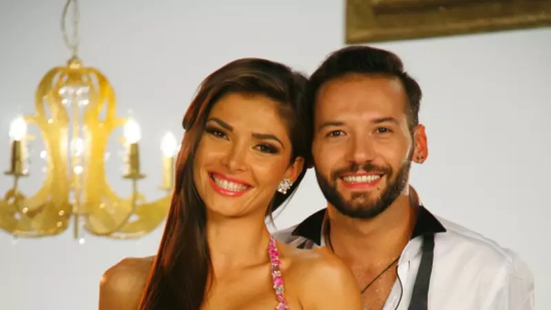 12 perechi dansează printre stele