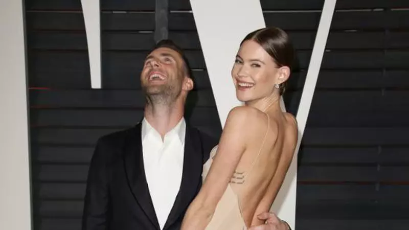 Bărbaţi celebri cu iubite super hot