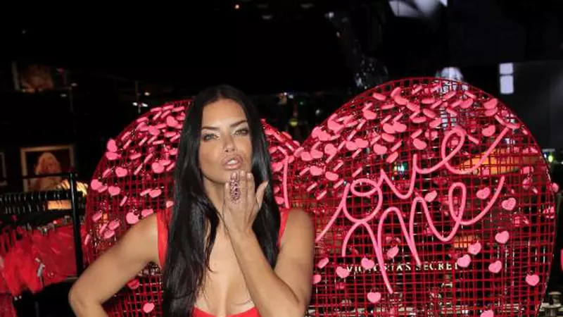 Adriana Lima dezvăluie cele mai hot cadouri pentru Valentine’s Day