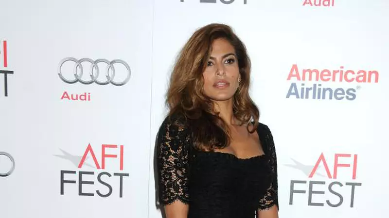 Eva Mendes la 41 de ani. Frumoasă şi sexy