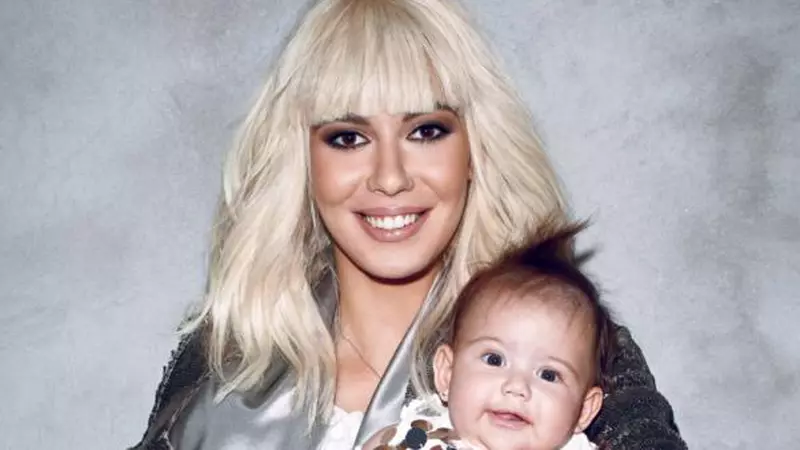 Sore şi Erin - Momente speciale de la sedinţa foto pentru VIVA! septembrie