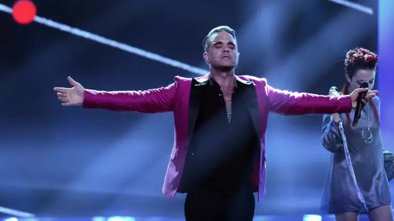 Robbie Williams s-a dezinfectat cu gel antibacterian după ce a dat mâna cu fanii