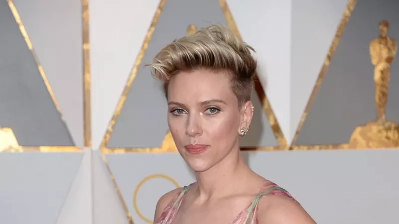 Scarlett Johansson, surpriza serii printre cuplurile de la Oscar. Iată la brațul cui a apărut și care sunt cuplurile care au strălucit pe covorul roșu!