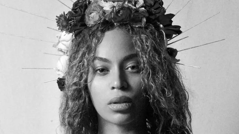 Beyonce a pozat goală