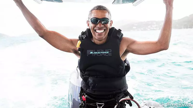 Barack Obama, așa cum nu l-ai mai văzut! Imagini senzaționale cu fostul președinte american făcând kitesurfing