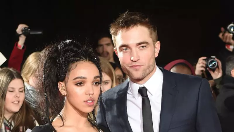 Robert Pattinson și iubita sa, gesturi tandre pe covorul roșu