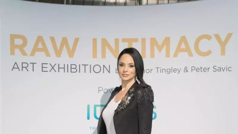 Vedetele au participat la expoziția de artă Raw Intimacy