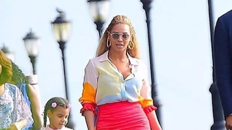 Fiica lui Beyonce, Blue Ivy, o divă în devenire! Vezi cât a costat rochia purtată la premiera filmului „Beauty and The Beast”!