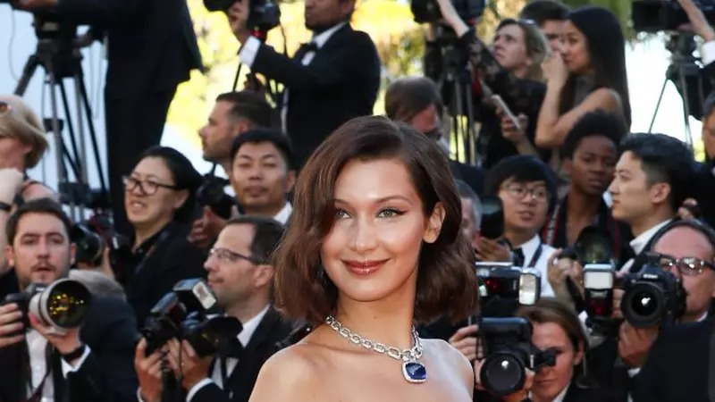 Bella Hadid - cu lenjeria intimă la vedere la Festivalul de Film de la Cannes 2017