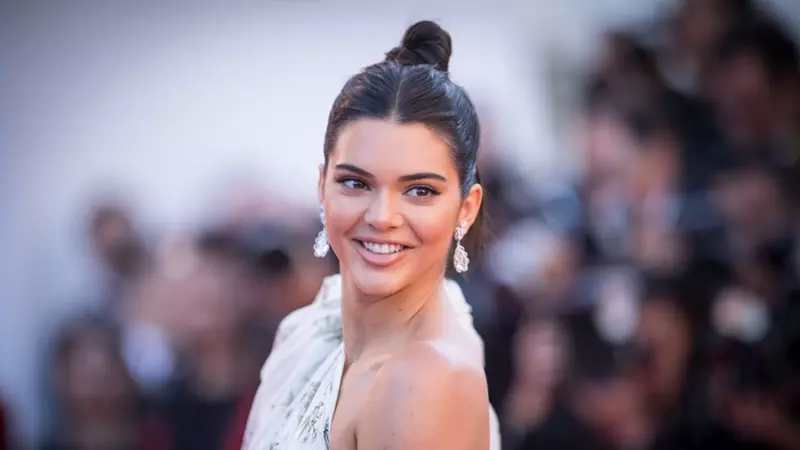 Kendall Jenner, cea mai frumoasă apariție de pe covorul roșu în cea de patra zi a Festivalului de Film de la Cannes