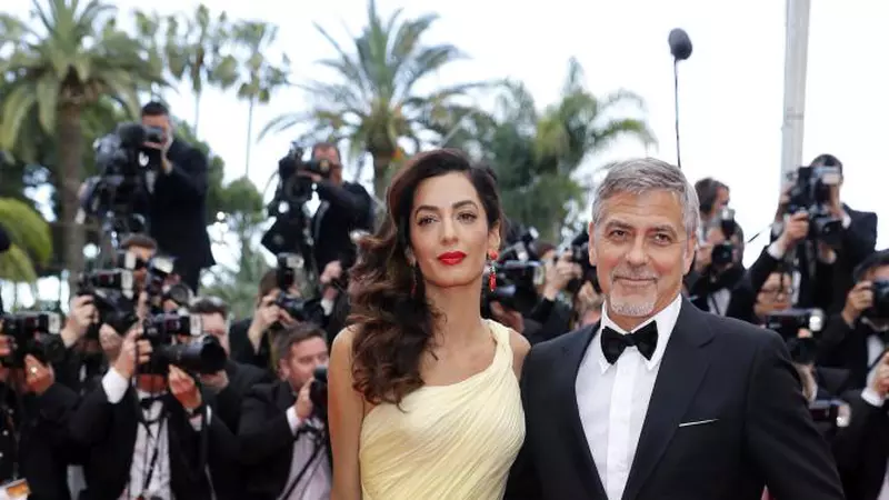 Amal şi George Clooney au devenit părinţi. Povestea lor de iubire în imagini