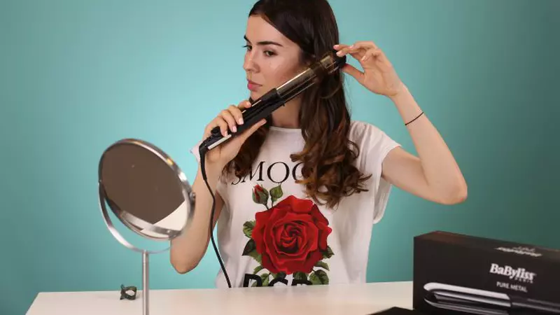 Tutorial: Cum să-ți faci bucle lejere de vară cu placa