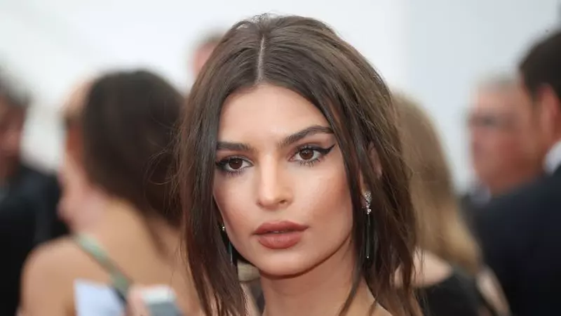 Emily Ratajkowski - super hot pe o plajă din Malibu. Cât de bine arată modelul fără pic de photoshop!