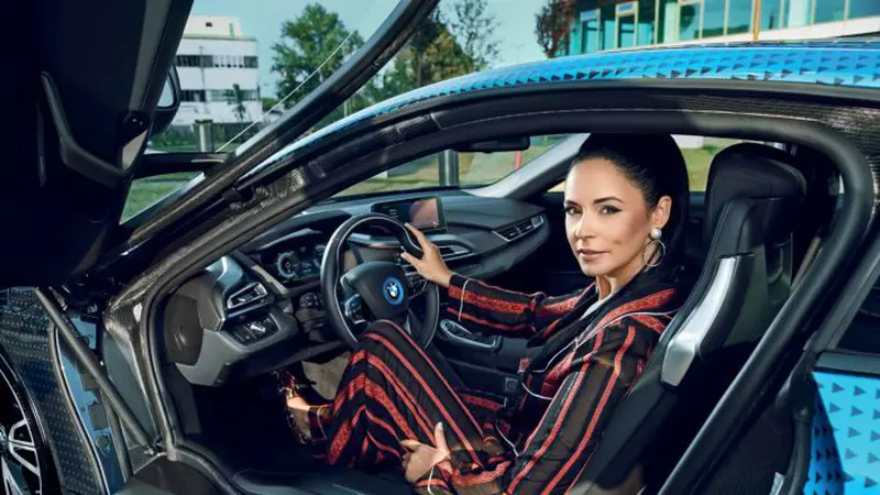 Andreea Marin, vedeta copertei Viva! de septembrie: „E probabil cea mai modernă, incitantă, futuristă sedință foto pe care eu am făcut-o”