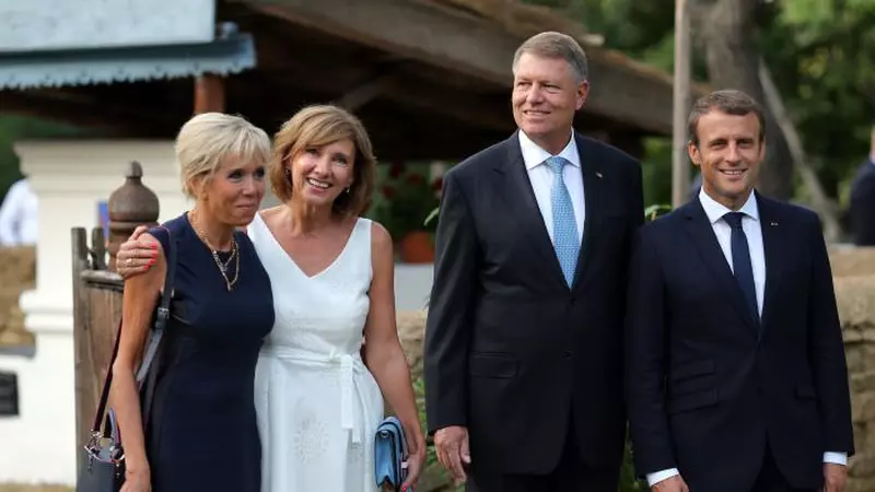 Brigitte şi Emmanuel Macron au vizitat Muzeul Satului. Ce cadouri a primit cuplul francez