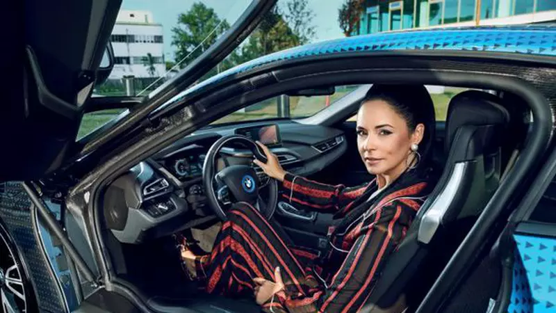 Ce ascunde Andreea Marin în geantă