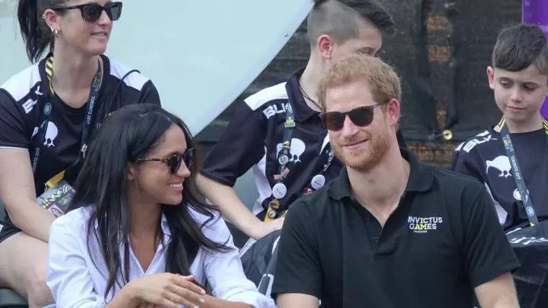 Prințul Harry și Meghan Markle, surprinși în timp ce se sărutau în public - FOTO