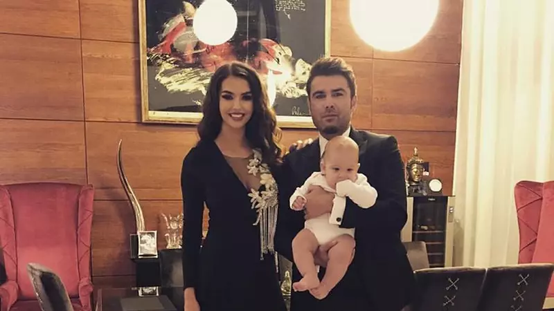 Adi şi Sandra Mutu şi-au botezat fiul, iar soţia lui Adi a atras toate privirile. Iată ce ţinută a purtat Sandra în prima parte a zilei!