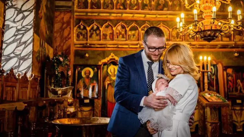 Simona Gherghe și-a botezat fiica și a publicat primele imagini cu Ana Georgia. Iată cu cine seamănă micuța!