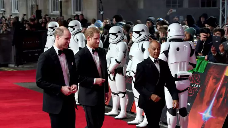 Prinţii William şi Harry, la premiera de gală "Star Wars: The Last Jedi" de la Londra