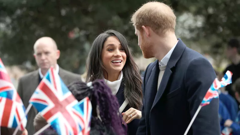 Meghan Markle și Prințul Harry își arată dragostea în public, în pofida etichetei regale