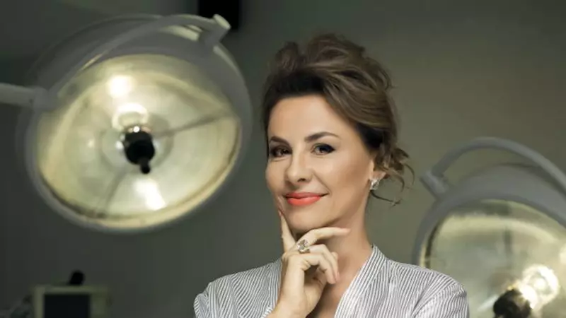 Am luat doctorul la întrebări: ce intervenții și-a făcut chirurgul estetician Adina Alberts