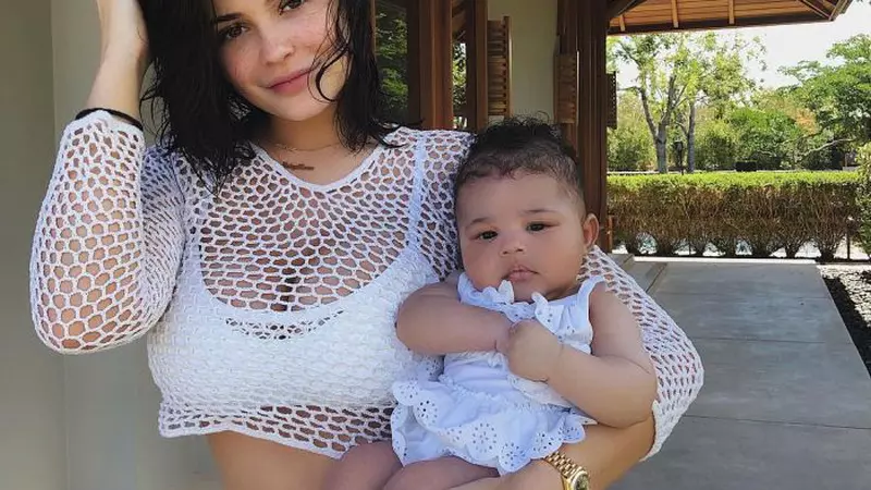 Kylie Jenner, în costum de baie după ce a născut. Vedeta și-a recăpătat silueta