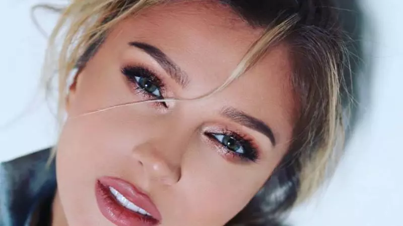 Lora, apariții îndrăznețe. Inspiră-te de la artistă pentru un look fabulos