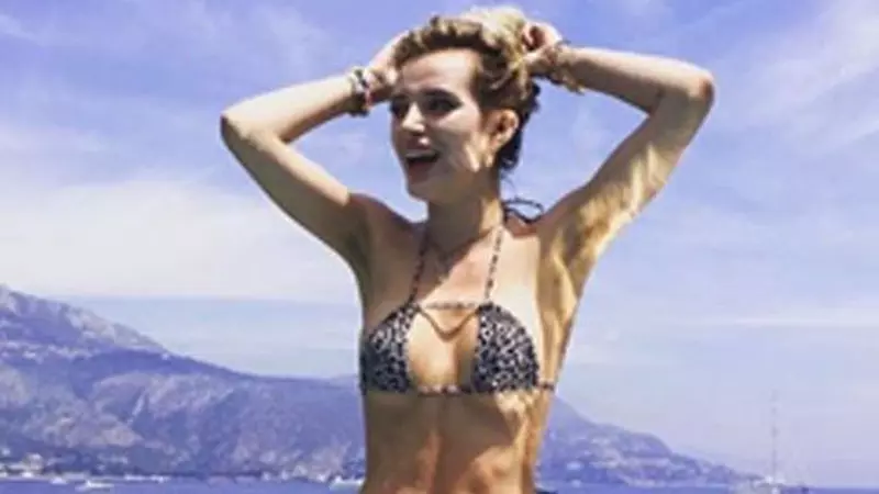 Nu mai e la modă să te asortezi! Ce costume de baie poartă vedetele