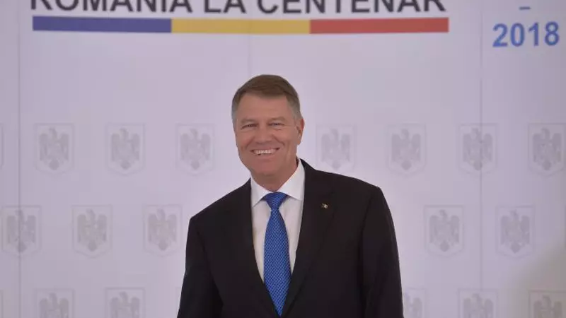 Cât costă tricoul purtat de Klaus Iohannis la plimbarea pe bicicletă. Preşedintele a celebrat Centenarul -FOTO